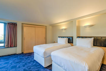 Twin bedroom Photo of a room with two single beds and a wardrobe